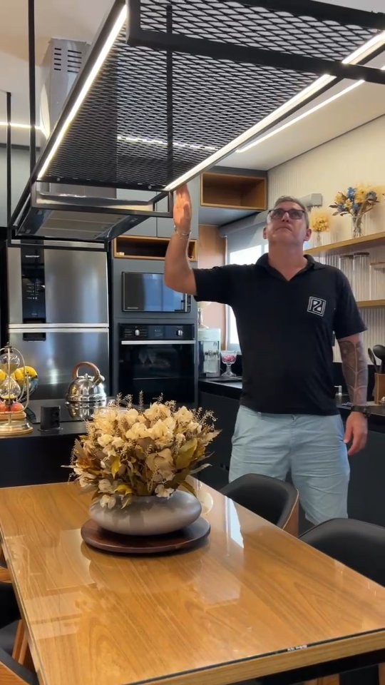 Marcelo Malone, da Prime Decor, apresentando uma cozinha com estrutura em metalon